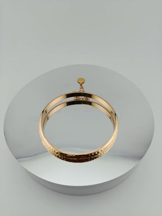 Pulsera dorada con grabado