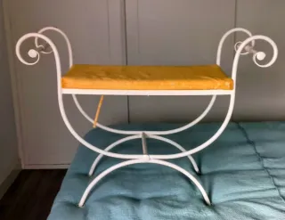 Banqueta blanca  con diseño curvo de HIERRO