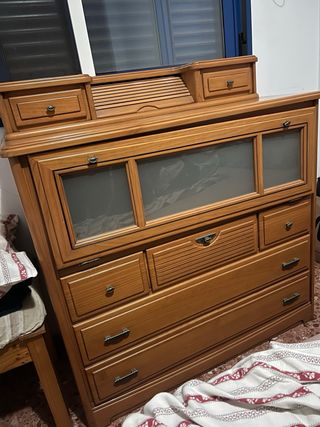 Cómoda de madera con cristal