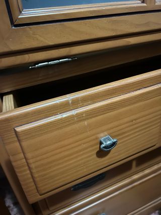 Cómoda de madera con cristal