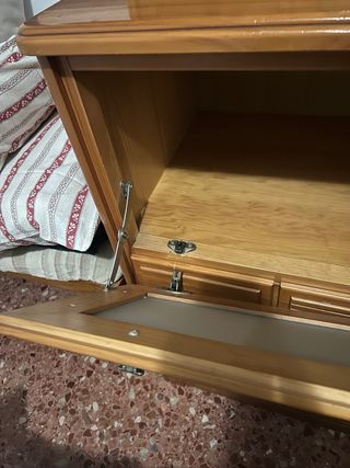 Cómoda de madera con cristal