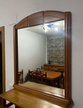 Cómoda de madera con cristal