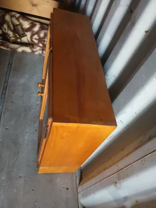 Mueble de pino vitrina madera y cristal