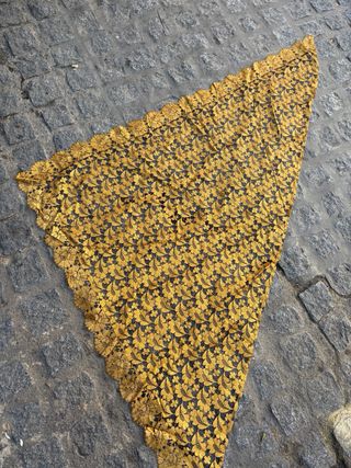 Toca de sobremanto hilo de oro