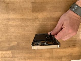 Chasis iPhone 13 Pro Dorado con componentes