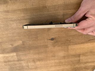 Chasis iPhone 13 Pro Dorado con componentes