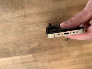 Chasis iPhone 13 Pro Dorado con componentes