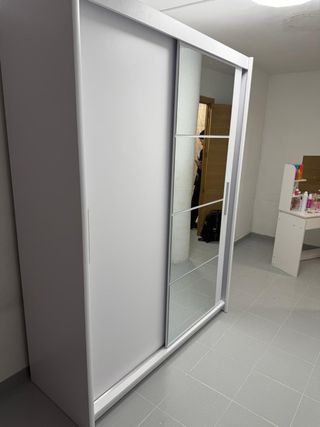 Armario blanco con puertas de espejo