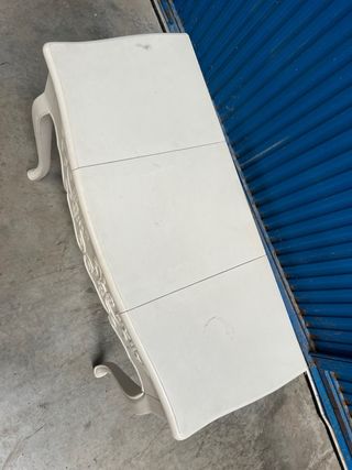 Mesa de tocador blanca con detalles florales