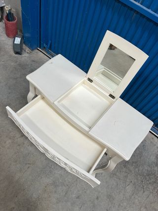 Mesa de tocador blanca con detalles florales