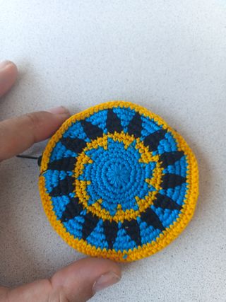 Monedero ganchillo redondo azul y amarillo
