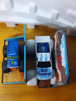 Hot Wheels Monster Trucks Bigfoot e Blue Thunder