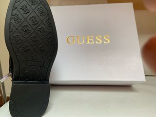 Botines Guess negros con tachas y hebillas