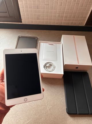 iPad Mini 5 di Apple in ottime condizioni, pronto all'uso.