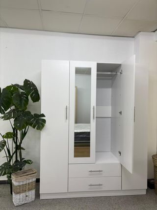 Armario blanco grande con espejo