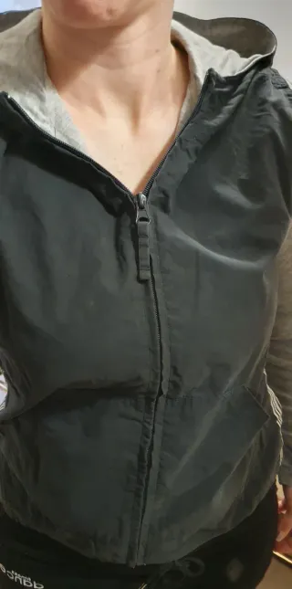 Gilet sportivo con cappuccio