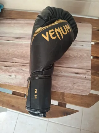 Guantes de Boxeo Venum Impact, y vendas