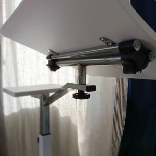 Mesa Ordenador Regulable con Ruedas