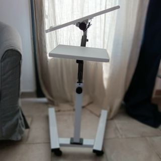 Mesa Ordenador Regulable con Ruedas