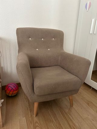 Sillón beige tela y madera