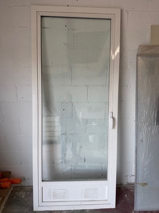 Puerta aluminio con rejillas