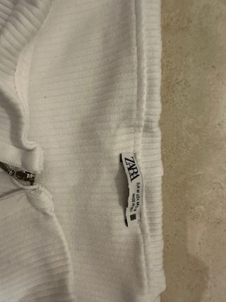 Blusa Zara manga larga off-shoulder cremallera