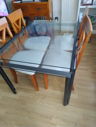 Mesa cristal extensible y 4 sillas madera