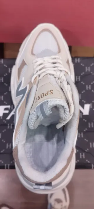 Zapatillas nuevas grises y blancas