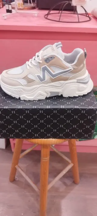 Zapatillas nuevas grises y blancas