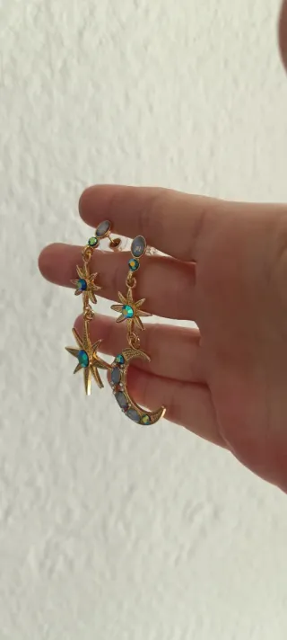 Pendientes dorados con estrellas y luna