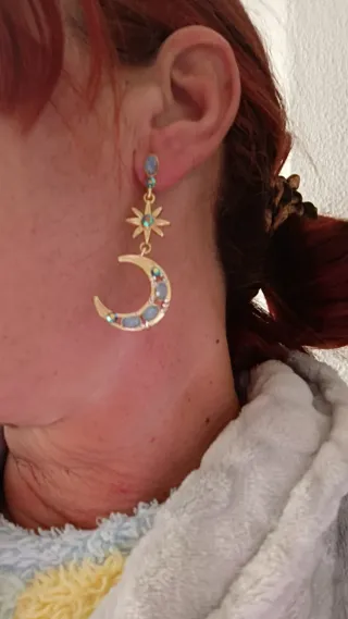 Pendientes dorados con estrellas y luna