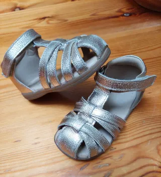 Sandalias doradas para bebé talla 21