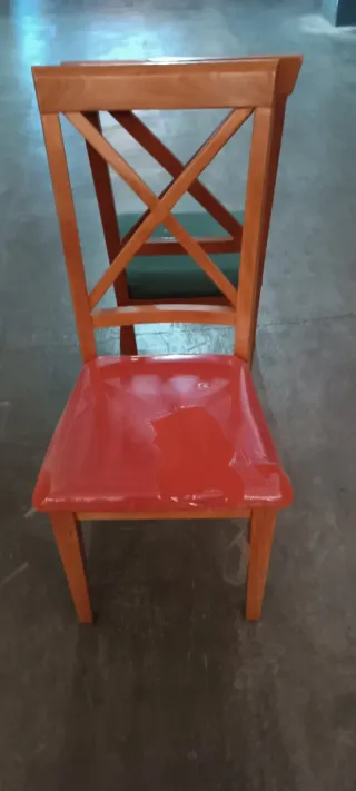 Sillas de madera nuevas.