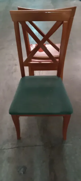 Sillas de madera nuevas.