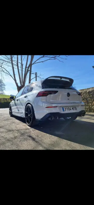 VOLKSWAGEN GOLF R (PACK R-PERFORMANCE + AKRAPOVIČ)