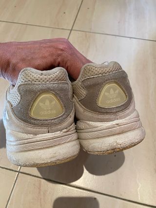 Deportivas Adidas Beige y Blancas