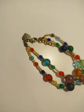 Bracciale con pietre colorate e ciondolo a cuore