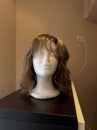 Peluca castaña y dorada, marca Gisela Mayer.