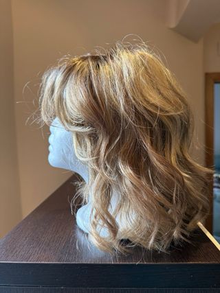 Peluca castaña y dorada, marca Gisela Mayer.