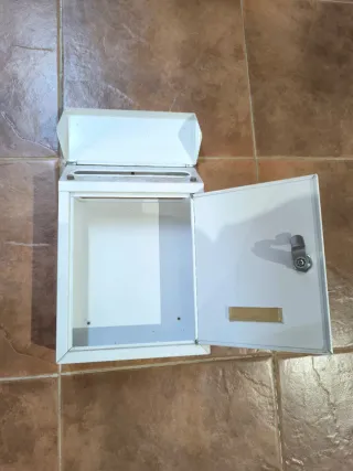 Buzón exterior blanco con llaves