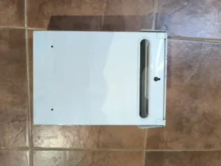 Buzón exterior blanco con llaves