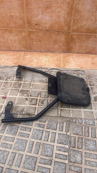 Baúl SHAD de plástico negro.