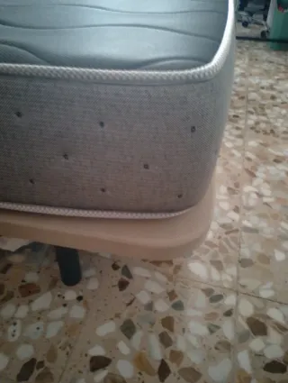 Colchón, somier, respaldo y mesitas