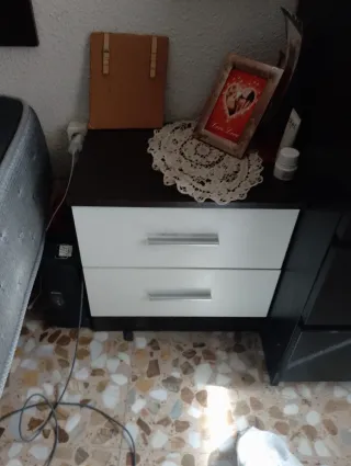 Colchón, somier, respaldo y mesitas