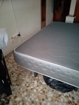 Colchón, somier, respaldo y mesitas