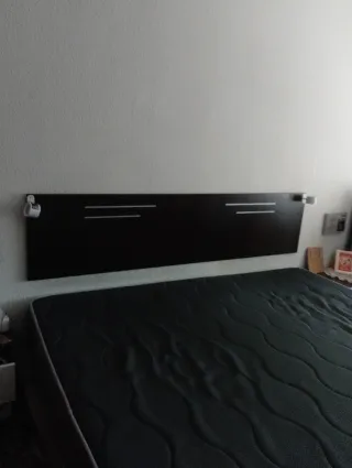 Colchón, somier, respaldo y mesitas