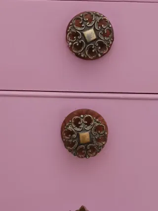 Mesita de noche vintage rosa