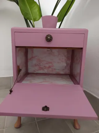 Mesita de noche vintage rosa