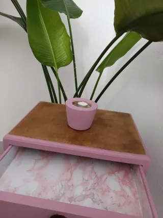 Mesita de noche vintage rosa