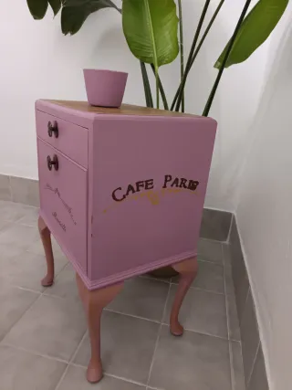 Mesita de noche vintage rosa